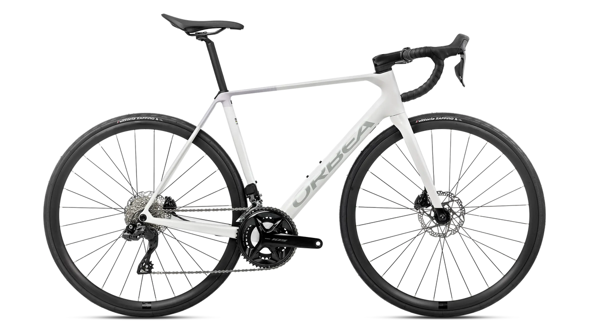 Orbea Orca M30i Iris White/Lilac – Carbon-Rennrad mit Di2